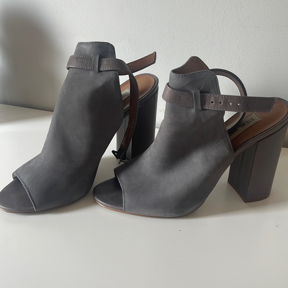 SIZE 9 STEVE MADDEN GRAY HEELS